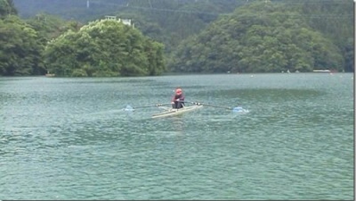 相模湖でシングルスカルを楽しむ