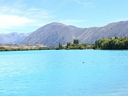 Ruataniwha湖の青い水面